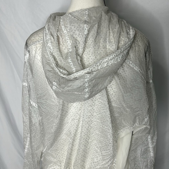 Lululemon Find Your Flock Jacket Water Resistant in
Rococo White Alpine White - Picture 9 of 10